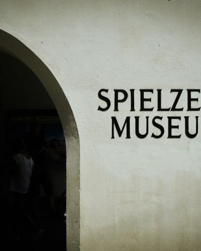 a building with a sign that says spielzeug museum